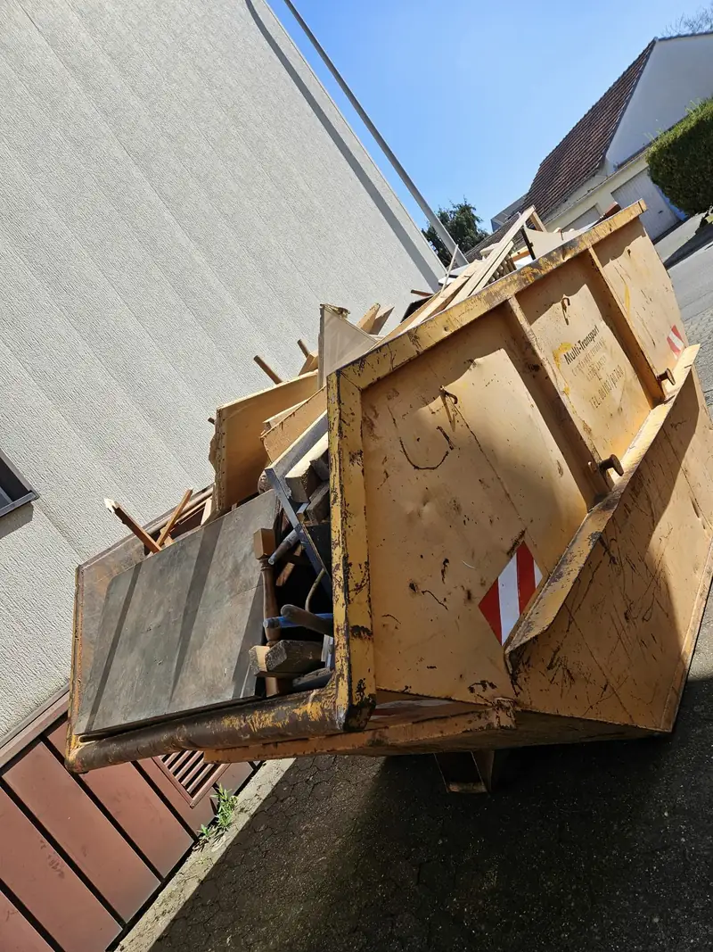 Mit Holz und Möbeln beladener Anhänger bei einer Entrümpelung