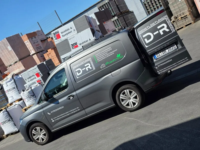 Der Firmenwagen von Dienstleistungen Rodriguez – bereit für den Winterdienst
