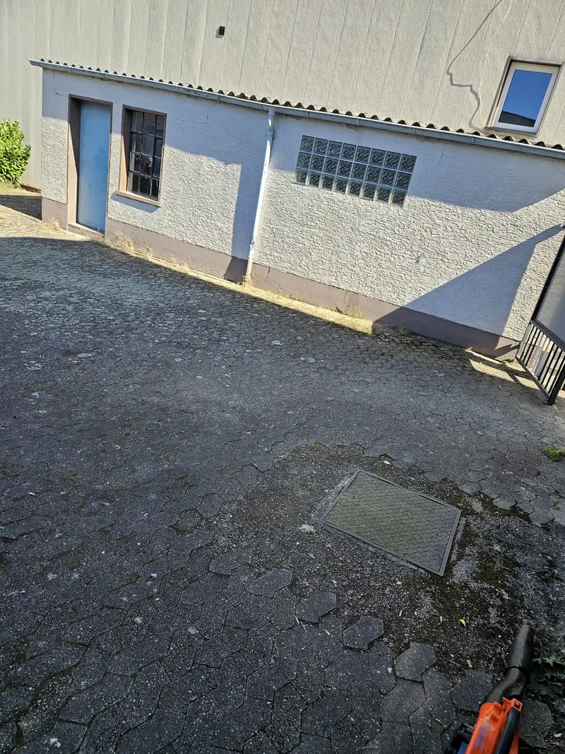 Derselbe Hof nach der Entrümpelung, leer und gereinigt