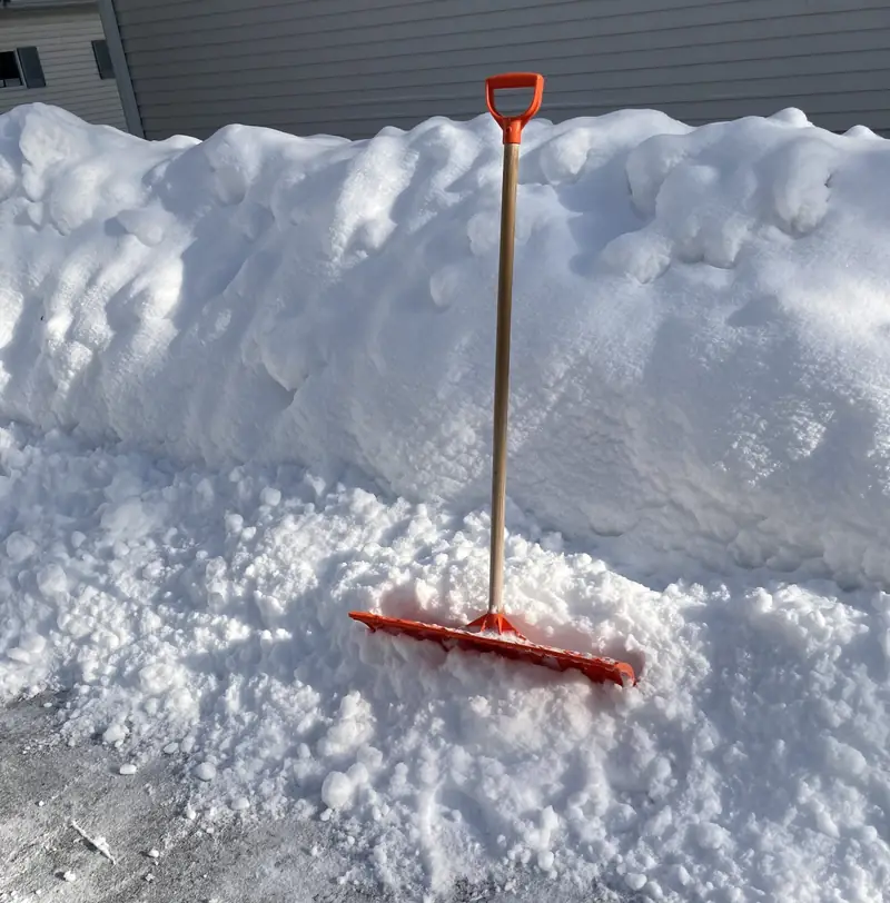 Schneeschaufel im Schnee